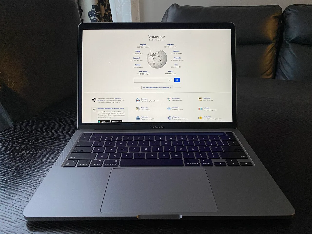 Apple MacBook Pro 13 (Intel, 2020, Four Thunderbolt 3)